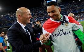 Zinedine Zidane y Keylor Navas festejando el título de liga obtenido por el Real Madrid en la temporada que terminó recientemente.