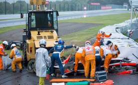 El servicio médico de la GP de Japón atendiendo a Bianchi tras chocar contra grua. (EFE)