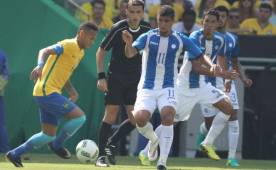 El mediocampista Marcelo Espinal fue titular en la paliza frente a Brasil. Aquí cuando marcaba a Neymar que hizo un granpartido marcado doblete. Foto Juan Salgado