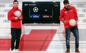 Los jugadores hicieron un show con el balón antes de la entrega de sus nuevos autos marca Audi.