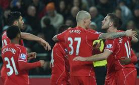 Jugadores del Liverpool celebrando el gol de Jordan Henderson ante Swansea. (Fotos: AFP)