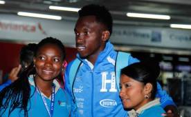 Alberth Elis mientras se tomaba fotografías con aficionados y amigos que llegaron a despedir a la Sub-23 antes de viajar a Estados Unidos.