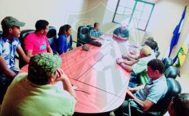 Imágenes de los representantes del Yoro en la Municipalidad de Yoro esperando a las actualidades locales. Fotos cortesía YORO F. C. Oficial