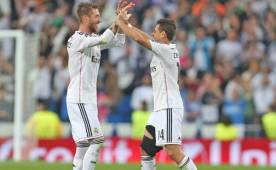 Chicharito celebrando el triunfo ante Atlético con Sergio Ramos, su capitán.