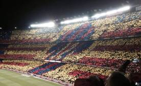 Las palabras 'Jugadores' y 'Seguidores' estuvieron en ambos lados de una gran camiseta gigante del FC Barcelona.