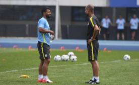 Pep Guardiola junto al Kun Agüero en los trabajos con el City.