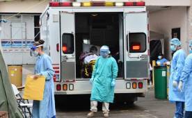Un paciente de coronavirus llega a uno de los centros asistenciales en Tegucigalpa para recibir atención médica. Fotos AFP