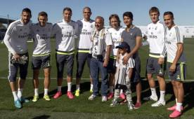 Osama Abdul Mohsen, junto a sus hijos posaron con los jugadores del Real Madrid. (AFP PHOTO)
