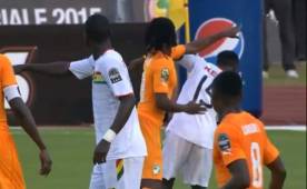 Gervinho vio que le dieron un pisotón a uno de sus compañeros y le molestó tanto que le terminó dando tremendo manotazo en el rostro a Keita.