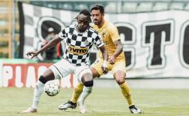 El delantero hondureño, Alberth Elis, celebrando una de las anotaciones con el Boavista que este miércoles lograron salvar la categoría. Fotos cortesía