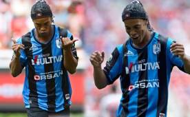 Ronaldinho anotó de penal su primer gol con Querétaro en el estadio Omnilife.