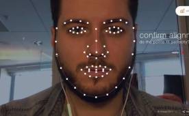 Al ultilizar una web cam, el programa puede rastrear los rasgos faciales.