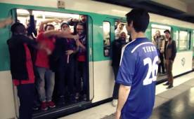 Los aficionados del PSG se burlaron del Chelsea y del acto racista que protagonizaron estos en el metro de París.
