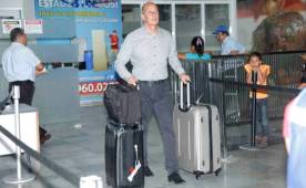 Momento de la llegada de Miguel Falero al aeropuerto internacional de San Pedro Sula. Foto Neptalí Romero.