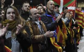 Cientos de miles de catalanes salieron a las cals para votar por una consulta sin valor legal. Foto AFP