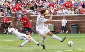 Ashley Young fue el dolor de cabeza del equipo blanco en el primer tiempo. (Foto: Daily Mail)