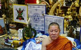 El budista Phra Prommangkalachan se mostró contento por el éxito del Leicester City. Fotos AFP