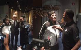 El momento en que Maradona y Pelé se saludaron.