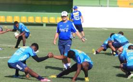 Jorge Luis Pinto dirigiendo el entrenamiento de la selección de Honduras.