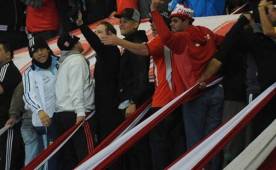 Marcos Rojo apareció apoyando al equipo Estudiantes de su país.