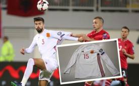 El comunicado fue claro: La camiseta Adidas de mangas largas usada por Piqué no tiene remate con los colores de España.