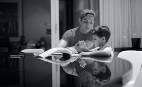 La tierna imagen que compartió Cristiano Ronaldo en el piano con su hijo de cinco años.