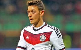 Özil viene de coronarse como campeón del mundo con el representativo alemán.