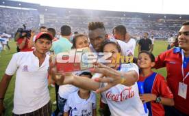 Alberth Elis pudo haber vivivo sus últimos instantes como jugador de Olimpia. Fue ovacionado por la hinchada merengue, que no dejó pasar la oportunidad de tomarse fotos con él.