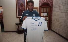 Esta es la camiseta que Carlos Pavón está subastando a través de su cuenta de Twitter. FOTO Ronal Aceituno