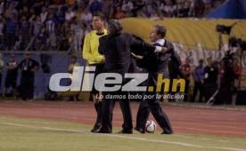 Jorge Luis Pinto y Ramón Maradiaga tuvieron un encontronazo a los 12 minutos del compromiso eliminatorio entre Honduras y El Salvador.