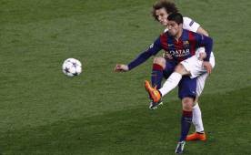 David Luiz no tuvo inconvenientes hoy con el uruguayo Luis Suárez. (AFP)