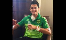 Chicharito Hernández salió del hospital vistiendo la camisa de la selección de México. El jugador estará un mes fuera de las canchas. Foto Instagram