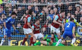 Branislav Ivanovic abrió el marcador con esta acción en el primer tiempo. (Foto: AFP)