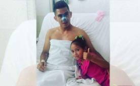 Irvin Reyna junto a su hija en el hospital tras ser operado.
