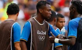 Kevin Álvarez estuvo en la banca ante Argentina, y desde el dogauts apoyó a sus compañeros.