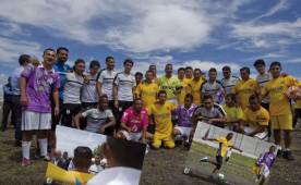 Los jugadores de Querétaro posan con los reos. Fotos cortesía de Queretaro.com.