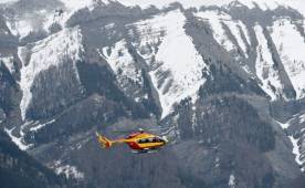 Un helicóptero de los servicios de seguridad civil vuela sobre los alpes franceses.