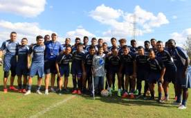 Todo el plantel del Motagua posó junto a David Cubas antes del entrenamiento de este lunes.