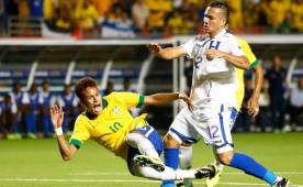 Peralta y Neymar casi se van a los golpes por una fuerte entrada del hondureño a la estrella del Barcelona.