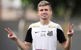 El futbolista publicó en las redes sociales una imagen de la firma del contrato con la entidad española.