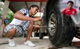 Cuando su padre retornó de Estados Unidos abrió de negocia familia una llantera donde Ever Alvarado aprendió el oficio.