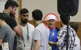 Momentos cuando el entrenador de la Selección de Argentina, Olarticoechea, platicaba con los periodistas de su país al final de la conferencia de prensa.