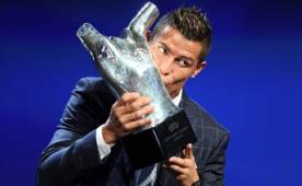 Cristiano Ronaldo se llevó el premio a Mejor Jugador de la UEFA en 2015-16 y ahora apunta al Balón de Oro. Foto AFP