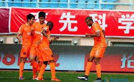Eddie Hernández celebrando su tercer gol.