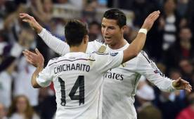 Chicharito Hernández festeja junto a Cristiano Ronaldo.