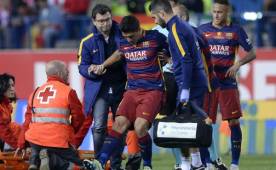 Luis Suárez se retiró con mucho dolor del campo luego de una acción donde se lesionó él solo.