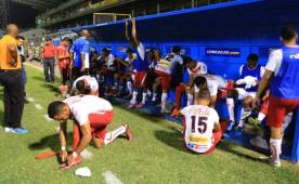 Los jugadores de la Real Sociedad usaron la calzoneta roja que utilizaron los de la reserva y les prestaron unas medias rojas.