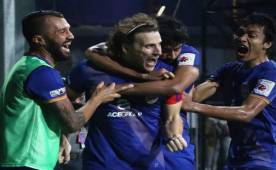 Diego Forlán celebrando uno de los tres goles que notó para la victoria del Mumbai City.