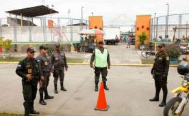 Policía Nacional y Municipal tiene controlado los accesos al estadio Humberto Micheletti. Fotos Neptalí Romero.