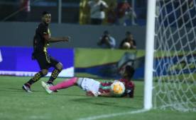 El portero Denovan Torres queda vencido tras el segundo gol de La Máquina que anotó el mediocampista Bryan Acosta. Foto DIEZ Neptalí Romero.